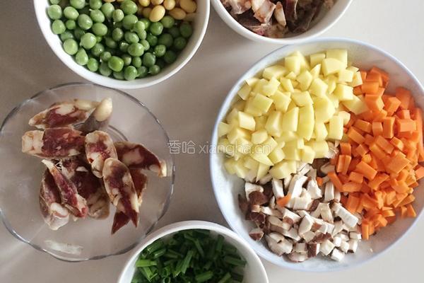 腊肠什锦焖饭的做法图解1