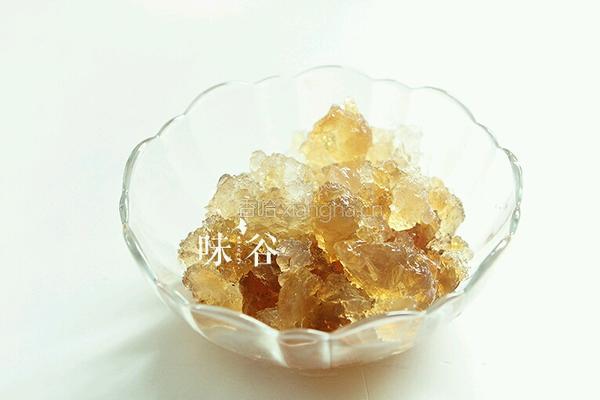 桃胶炖银耳的做法图解3