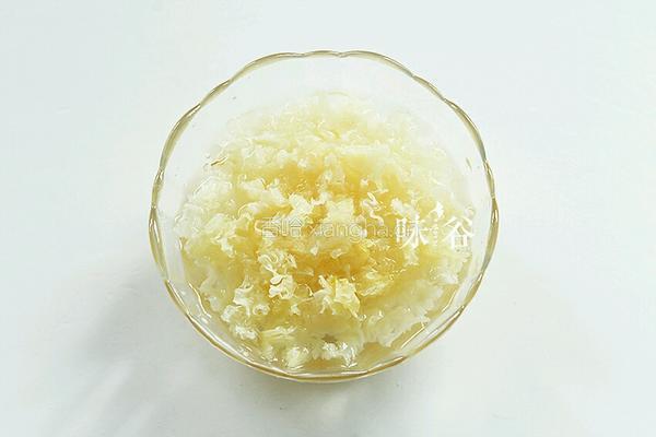 桃胶炖银耳的做法图解4