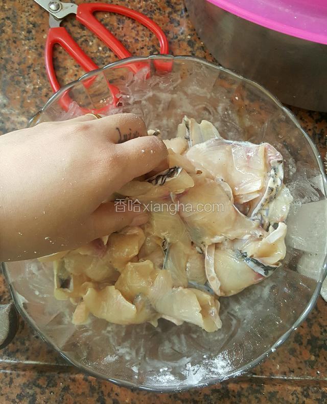 切好的双飞片就倒料酒，花生油，盐和生粉还有2-3滴酱油抓均匀了再放进冰箱腌制一会