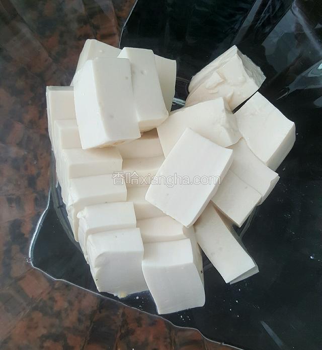在煮鱼骨汤的过程中把豆腐捞出来切成块，洗好的豆芽用清水煮熟