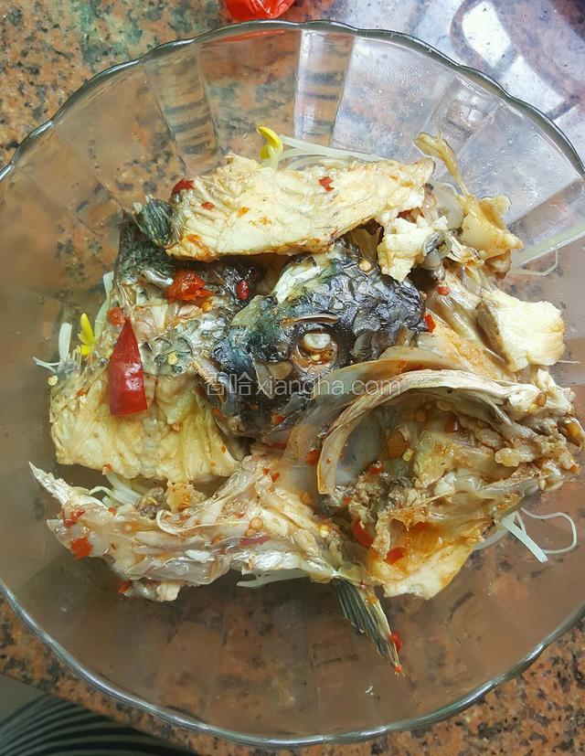 把煮熟的豆芽沥水装盘里，再把锅里的鱼头鱼骨给捞出来