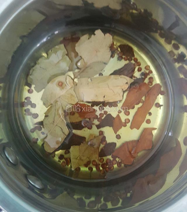 花椒，香叶，桂皮，花椒油，花生油一起炒热，炒出香气就可以关火了