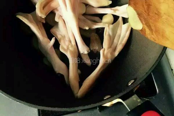 红烧鸭掌的做法图解2