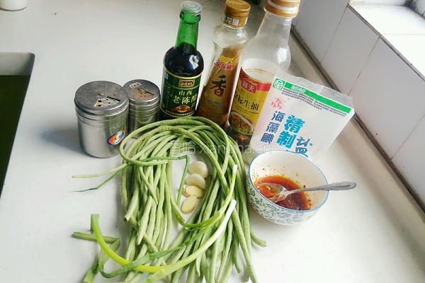 凉拌豇豆的做法图解1