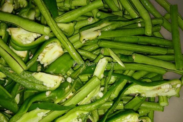 五花肉炒豇豆的做法图解1