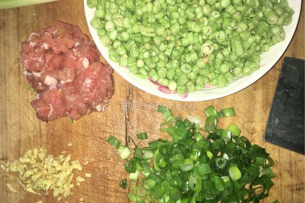 豆酱肉末炒豆角的做法图解1