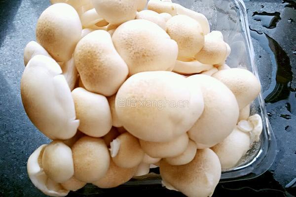 蟹味菇蛋花紫菜汤的做法图解1