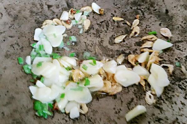 蟹味菇蛋花紫菜汤的做法图解3