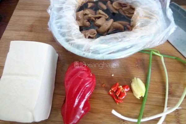 大肠炖豆腐的做法图解1