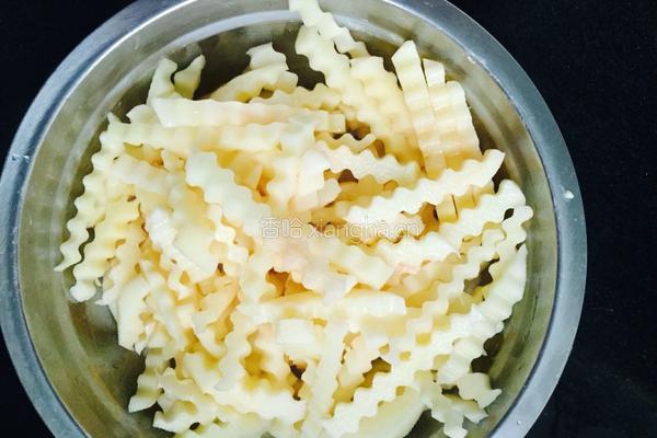 油炸狼牙土豆棒的做法图解1