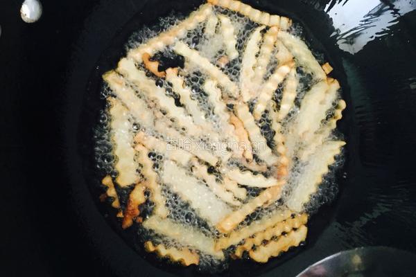 油炸狼牙土豆棒的做法图解3