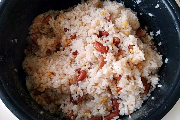 大米碴子焖豆饭的做法图解9