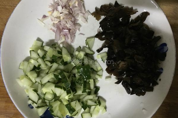 鸡蛋木耳黄瓜炒饭的做法图解2
