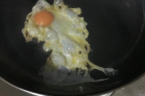 鸡蛋木耳黄瓜炒饭的做法图解3
