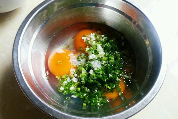 葱花玉米面蛋饼的做法图解3