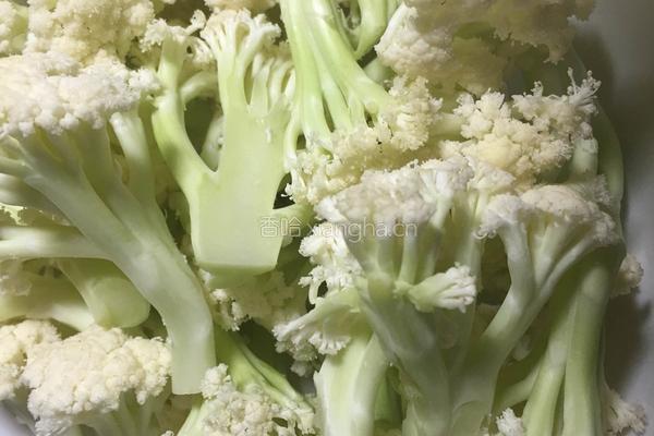 花菜炒肉片的做法图解2