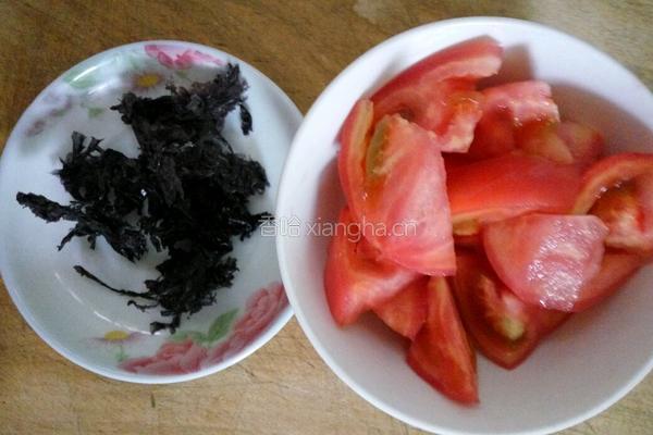 呛锅番茄紫菜蛋花汤的做法图解2