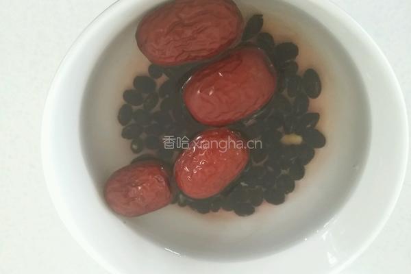 大枣黑豆炖鲤鱼的做法图解2
