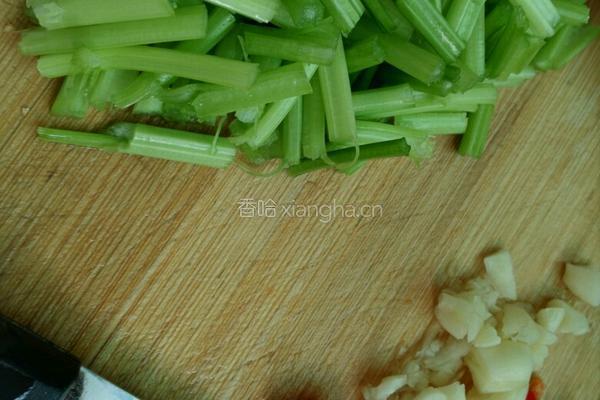 芹菜鸡蛋炒粉的做法图解2