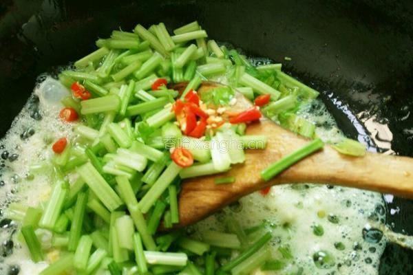 芹菜鸡蛋炒粉的做法图解6