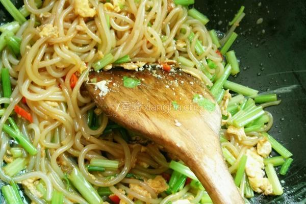 芹菜鸡蛋炒粉的做法图解8