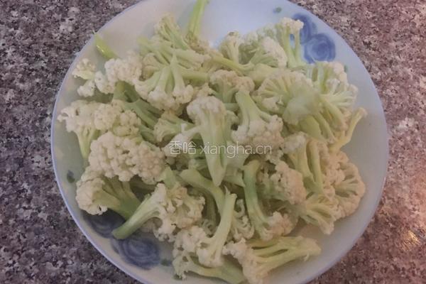 散花菜炒肉的做法图解1