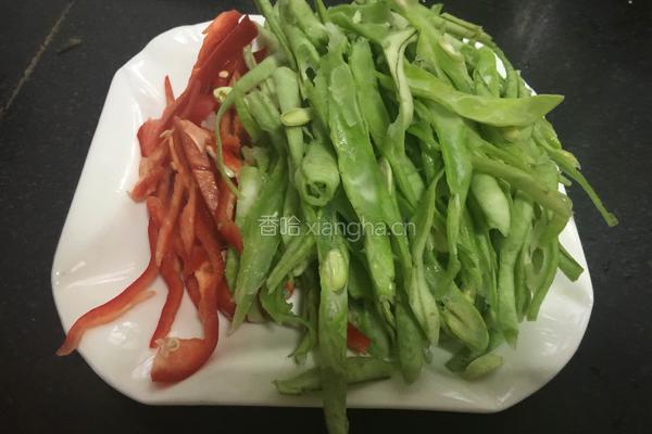 红椒炒豆角的做法图解1