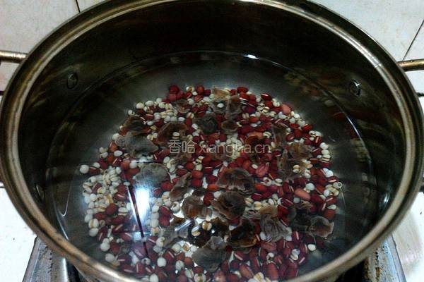 红豆薏米桂圆汤的做法图解3
