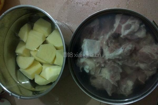 土豆焖排骨的做法图解1