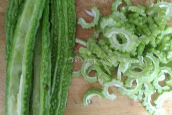 苦瓜炒鸡蛋的做法图解1
