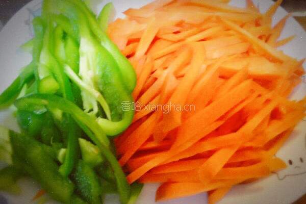 青椒胡萝卜土豆丝的做法图解3