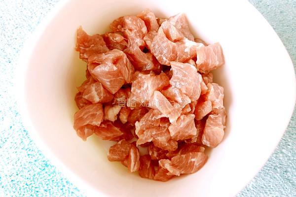 豌豆炒肉丁的做法图解2