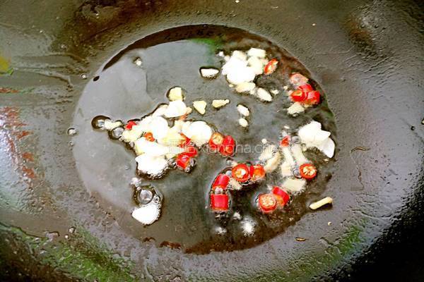 豌豆炒肉丁的做法图解5