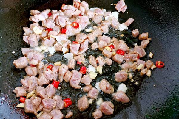 豌豆炒肉丁的做法图解6