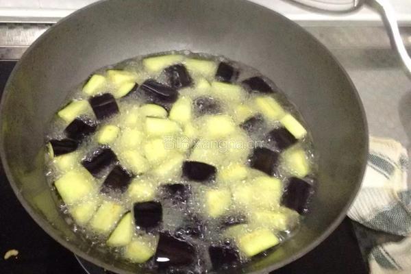 肉段烧茄子的做法图解2