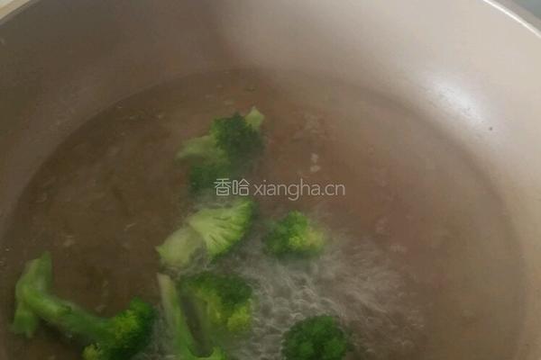 三文鱼蔬菜沙拉的做法图解2