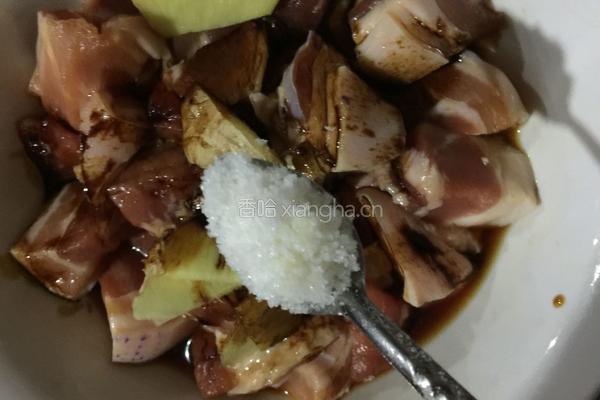 五花肉顿胡萝卜的做法图解3