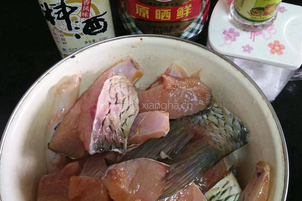剁辣椒蒸鱼的做法图解2