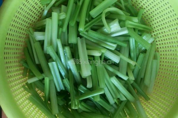 芹菜炒肉的做法图解1