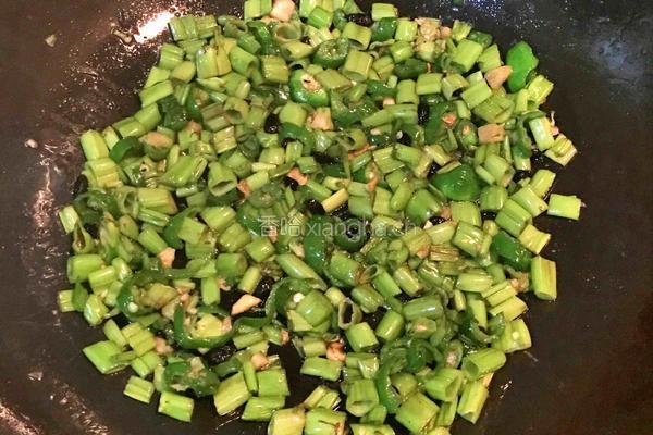青椒豆豉炒空心菜梗的做法图解6