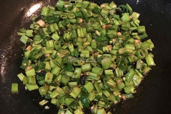 青椒豆豉炒空心菜梗的做法图解7