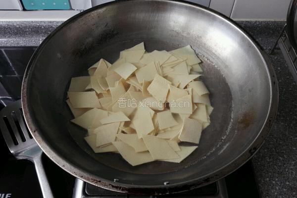 青椒炒豆皮的做法图解3
