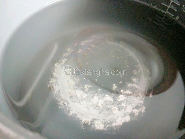 电饭煲中加入清水烧开
