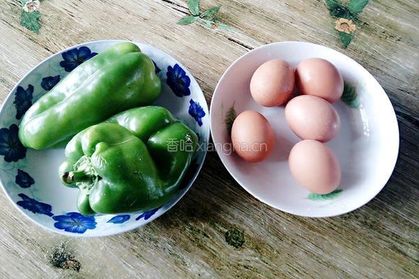 青椒炒鸡蛋的做法图解1