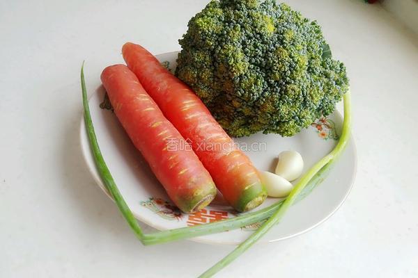 清炒西兰花胡萝卜的做法图解1