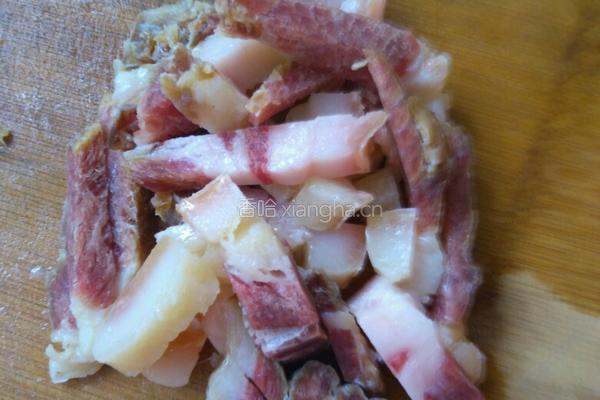 蒜苔炒腊肉的做法图解1