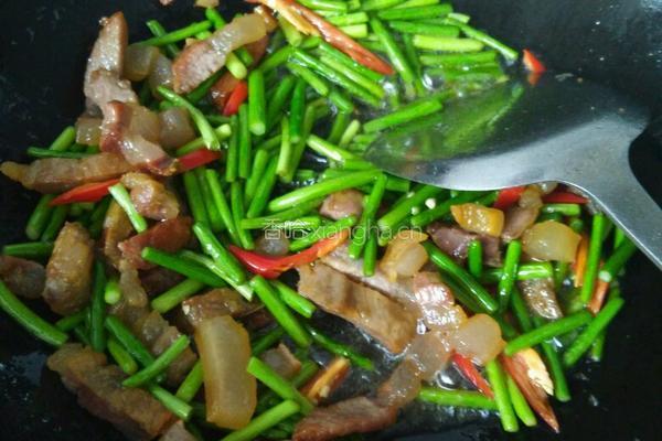 蒜苔炒腊肉的做法图解4