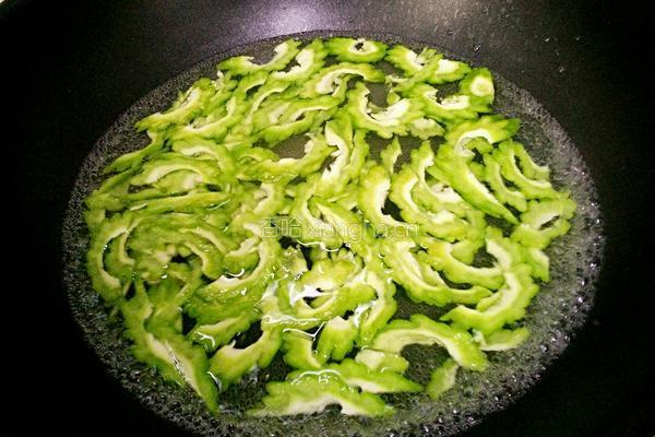 苦瓜炒鸡蛋的做法图解4