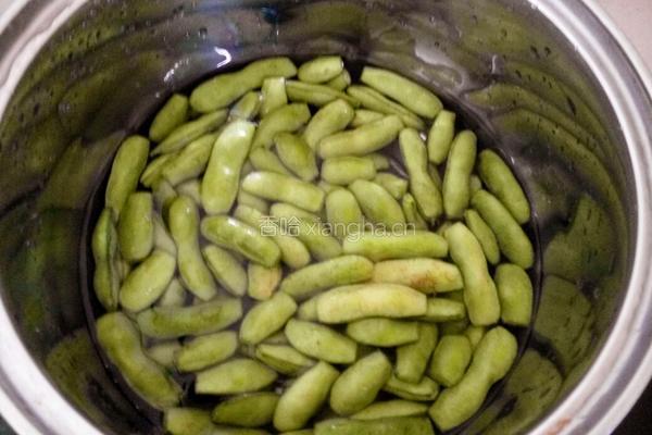 凉拌毛豆的做法图解2